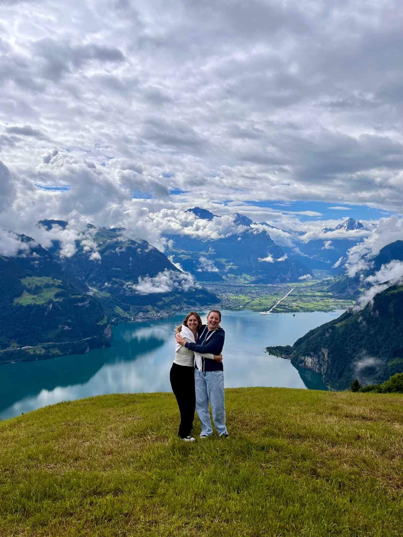 Samantha beim Wandern in den Bergen über einem See
